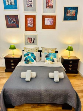XL Massive Art-Filled Home in Central Area, WALK to Sliema, St Julian's
